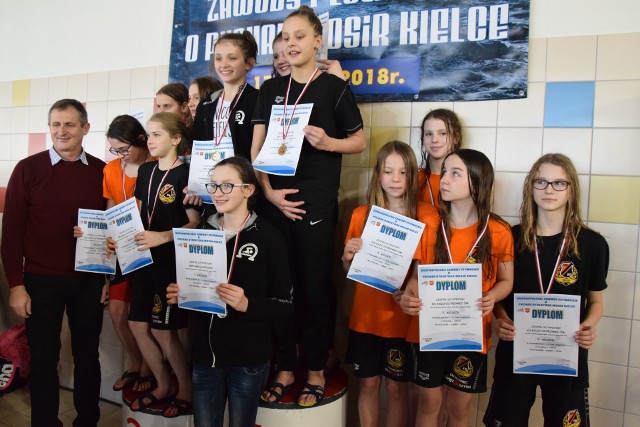 Na pływalni Orka w ciągu dwóch dni rywalizowało blisko 300 osób. Nagrody dla najlepszych wręczał Mieczysław Tomala, dyrektor Miejskiego Ośrodka Sportu i Rekreacji w Kielcach.