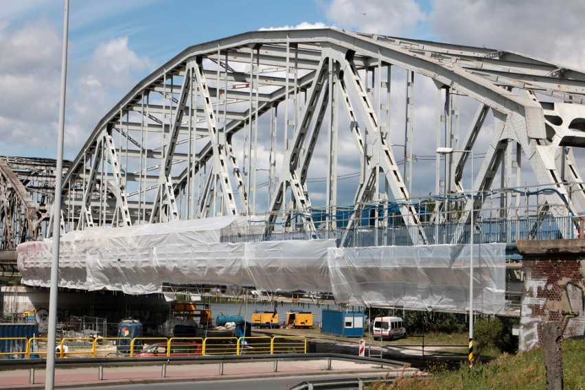Trwa remont mostu drogowo-kolejowego przez Wisłę w Grudziądzu. Pod mostem nie ma przejazdu. Zobacz zdjęcia