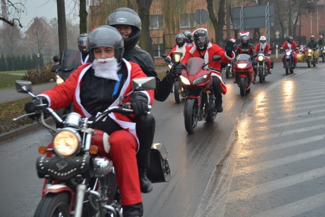 W Kwidzynie odbyła się akcja MotoMikołaje. Ulicami Kwidzyna przejechała kawalkada motocyklistów poprzebieranych w stroje Świętego Mikołaja. MotoMikołaje w Kwidzynie. Piąta odsłona akcji charytatywnej ZDJĘCIA