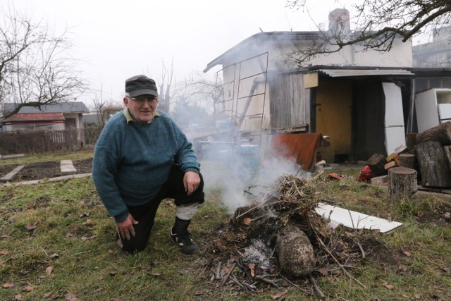 Bronisław Pichurski z Opola robi już wiosenne porządki na swojej działce. W sumie nie ma na co czekać.