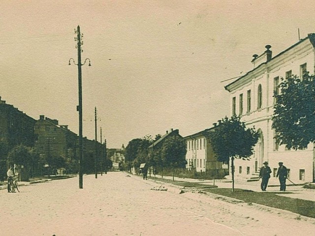 Ulica Sienkiewicza około 1920 r. Drugi po prawej budynek starego więzienia na rogu Ogrodowej.