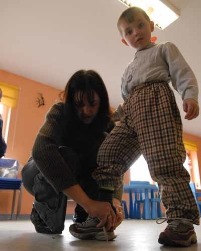 Zofia Załuska pomaga pilnować dzieci w miniprzedszkolu w Lubinicku i popiera każdą formę pracy