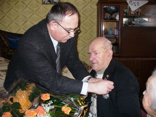 105 - letni solenizant otrzymuje właśnie Krzyż Pamiątkowy Wojska Polskiego.