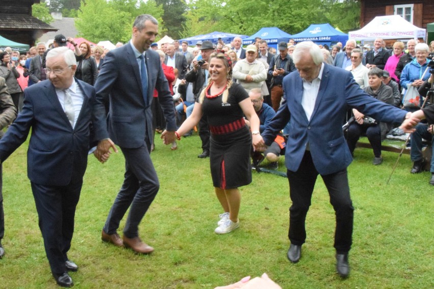 Wicemarszałkowie, Sejmu Ryszard Terlecki i Senatu Marek Pęk porwani do tańca na 5.Świętokrzyskim Festiwalu Smaków w Tokarni! [WIDEO, FOTO]