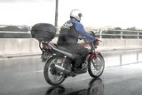 Motocyklem w deszczu - zasady bezpiecznej jazdy (FOTOPORADNIK)