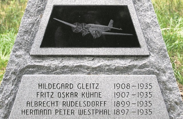 Tablica upamiętniająca ofiary katastrofy lotniczej w Puszczy Bukowej.