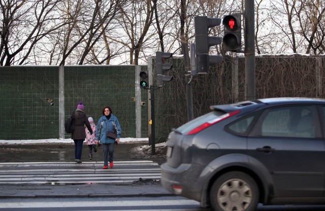 Mieszkańcy chcą, aby zielone na przejściu przez ulicę Opolską zapalało się dla obu pasów równocześnie, a nie tak, jak jest obecnie Fot: Andrzej Banaś