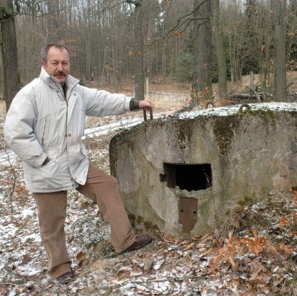 Dostępu do tajnych magazynów broniły zasieki, betonowe ogrodzenie i kilka pierścieni bunkrów.