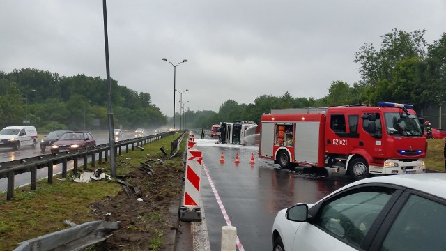 Na DTŚ wywróciła się ciężarówka, która całkowicie zatarasowała jezdnię DTŚ. Do zdarzenia doszło w rejonie zjazdu z DTŚ na Świętochłowice. Ciężarówka wywróciła się na jezdni w kierunku Rudy Śląskiej. DTŚ w tym miejscu jest obecnie całkowicie zablokowana. Ruch w stronę Rudy Śl. możliwy jest tylko przy wykorzystaniu zjazdu na Świętochłowice i zjazdu ze Świętochłowic na DTŚ.