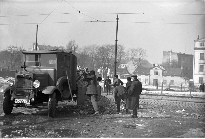 Marzec 1929 roku - zrzucanie śniegu z ciężarówki do włazu...