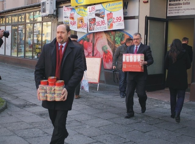 Pakowanie darów. Nz. z lewej poseł Mieczysław Golba.