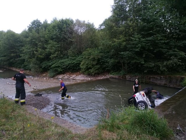 Samochód terenowy wpadł do rzeki