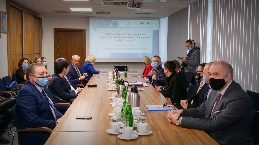 W Kielcach powołano zespół mający pomóc zdobyć mieszkańcom województwa świętokrzyskiego atrakcyjne zatrudnienie. Zobacz skład