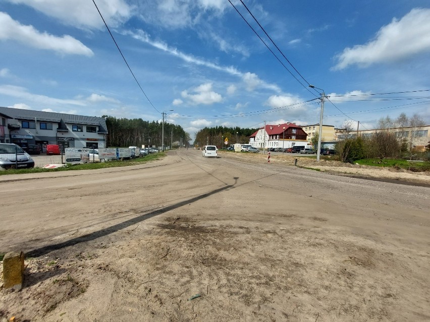 Wojewoda uchylił zgodę na przebudowę drogi powiatowej Gniła-Dobrzyniewo Duże. Tak wygląda teren przed szkołą