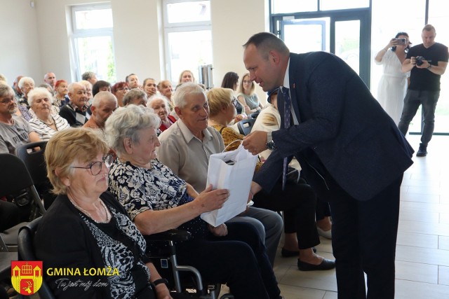 Seniorzy z gminy Łomża otrzymali ciśnieniomierze oraz glukometry.