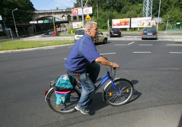 Rowerzyści domagają się wybudowania ścieżki rowerowej wokół całego ronda.