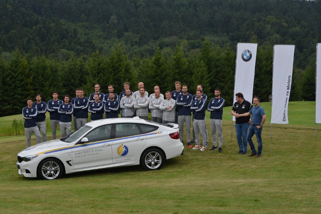 W Arłamowie, podczas zgrupowania piłkarzy ręcznych PGE VIVE Kielce, zaprezentowano samochód BMW  GT3 w barwach kieleckiego klubu. Takie auta na przełomie września i października otrzymają zawodnicy kieleckiej drużyny. To pierwszy sezon, w ktorym PGE VIVE wiąże się z tą niemiecką marką, w ostatnich latach nasi szczypiorniści jeździli lexusami. POZNAJ KIELECKIE WAGS – PIĘKNE ŻONY I PARTNERKI PIŁKARZY RĘCZNYCH [ZDJĘCIA] [B]POLECAMY RÓWNIEŻ:[/B][tabela][tr][td sz=300]  MARIUSZ JURASIK I GRZEGORZ TKACZYK POBIEGLI WŚRÓD GWIAZD [ZDJĘCIA][/td][/tr][/tabela] [reklama]	POLUB NAS NA FACEBOOKU. NAJWIĘCEJ INFORMACJI O ŚWIĘTOKRZYSKIEJ PIŁCE RĘCZNEJ NA:Handball Echo Dnia POLUB NAS NA FACEBOOKU. NAJWIĘCEJ INFORMACJI O ŚWIĘTOKRZYSKIM sporcie NA:Sport Echo Dnia[tabela][tr][td]Autor jest również na TwitterzeFollow@Pawel_Kotwica[/td][/tr][/tabela][tabela][tr][td]Obserwuj Handball Echo na TwitterzeFollow@Handball_Echo[/td][/tr][/tabela][tabela][tr][td]Obserwuj Sport Echo Dnia na TwitterzeFollow@Sport_Echo_Dnia[/td][/tr][/tabela]