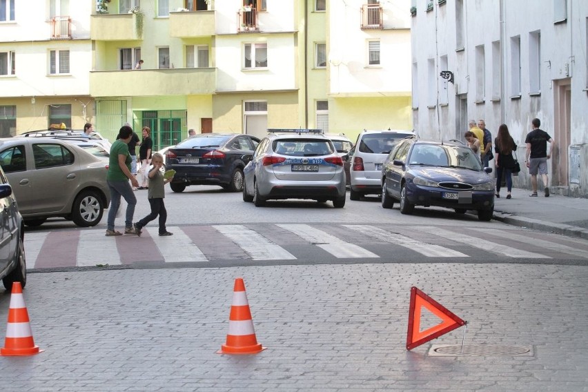 Kobieta bez prawa jazdy staranowała trzy samochody