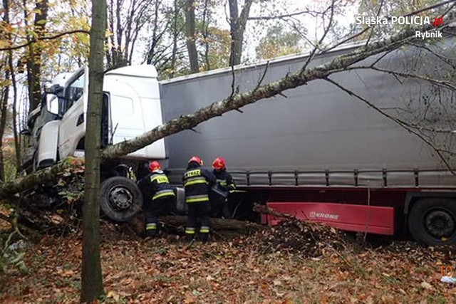 Wypadek w Rybniku: zderzenie audi z tiremna Mikołowskiej. Ciężarówka wpadła do lasu