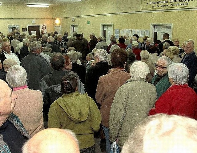 Gigantyczne kolejki pierwszego dnia darmowych szczepień dla seniorów w Radomiu.