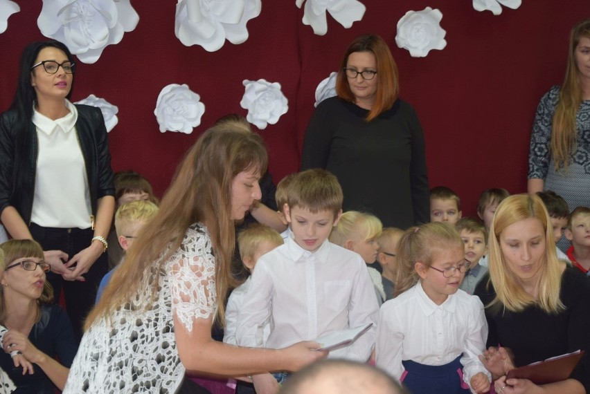 Ślubowanie uczniów i przedszkolaków z ostrowieckiego "Promyka" (ZDJĘCIA)