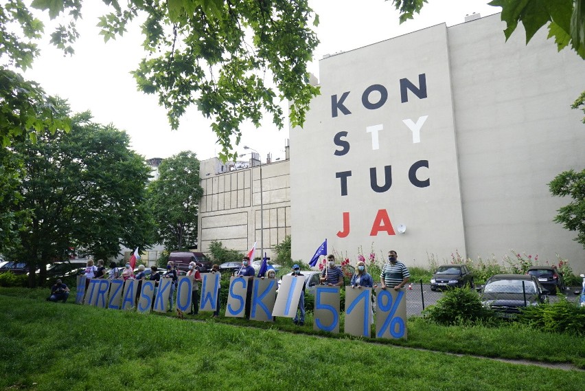Manifestanci zebrali się przy ulicy 27 Grudnia w Poznaniu...