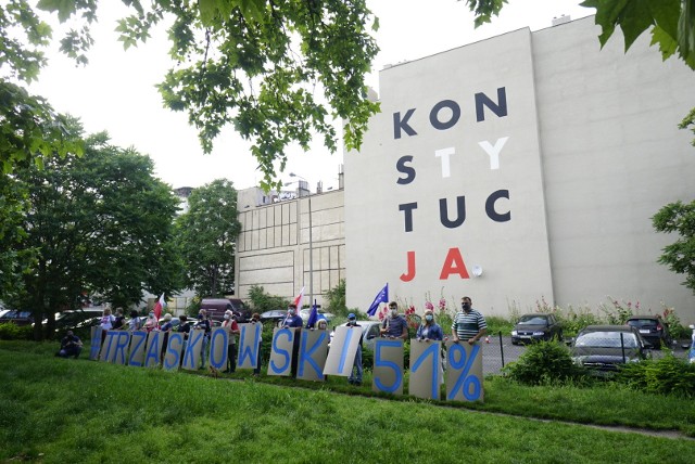 Manifestanci zebrali się przy ulicy 27 Grudnia w Poznaniu pod muralem KONSTYTUCJA o godzinie 18.30. Uczestnicy akcji pod hasłem "WyPADzPałacu!" stanęli z napisem "#Trzaskowski 51%". Kolejne zdjęcie --->