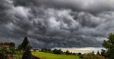 Idzie burza nad Beskidy. "Wygląda jakby szła zagłada". Czarne chmury zasłoniły niebo