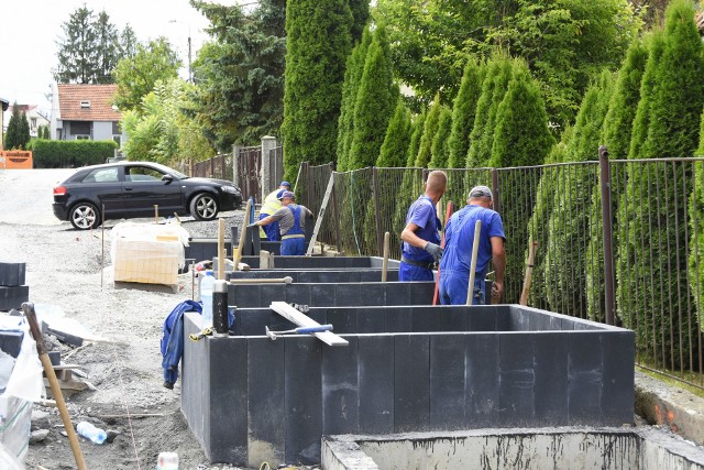 Ogromny transportowy projekt gminy Niepołomice zmierza wreszcie do końca. Prace w ramach inwestycji trwają jeszcze m.in. na P&amp;R w Staniątkach oraz ulicach Staniąteckiej i Jodłowej, a także na ul. Kolejowej w Podłężu