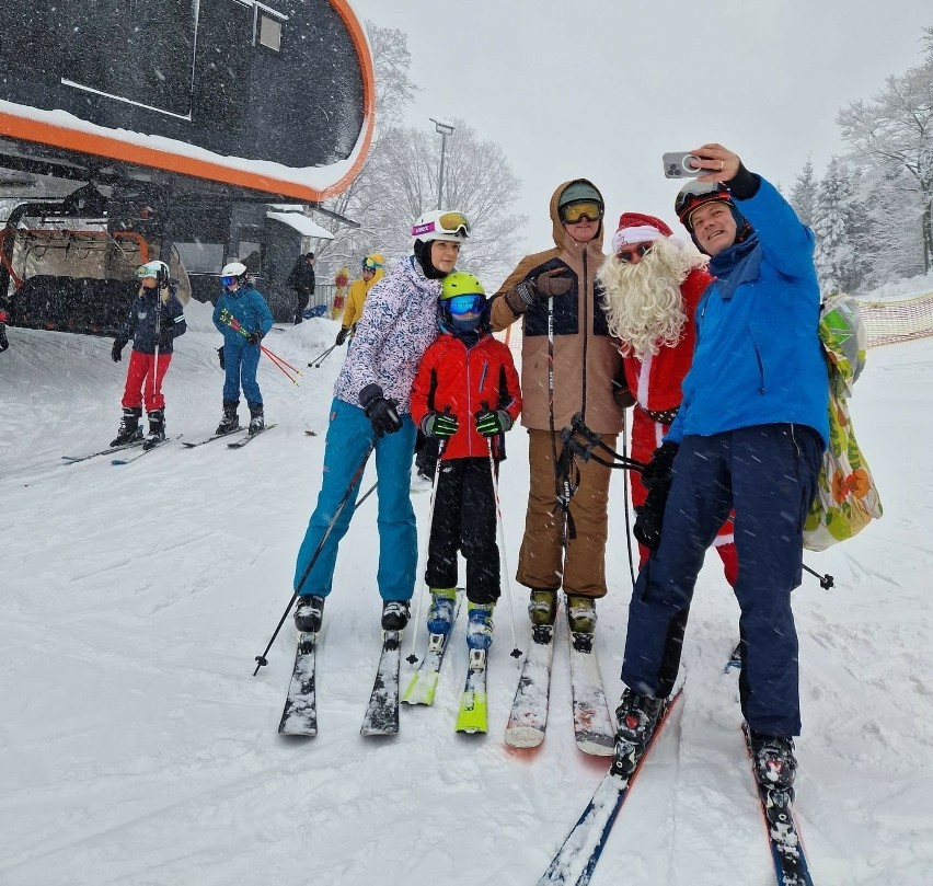 Pierwsi narciarze zjeżdżają w Beskid Sport Arenie w...