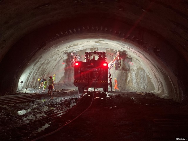 Budowa S3 pod Bolkowem. Gigantyczne tunele z dnia na dzień są coraz dłuższe