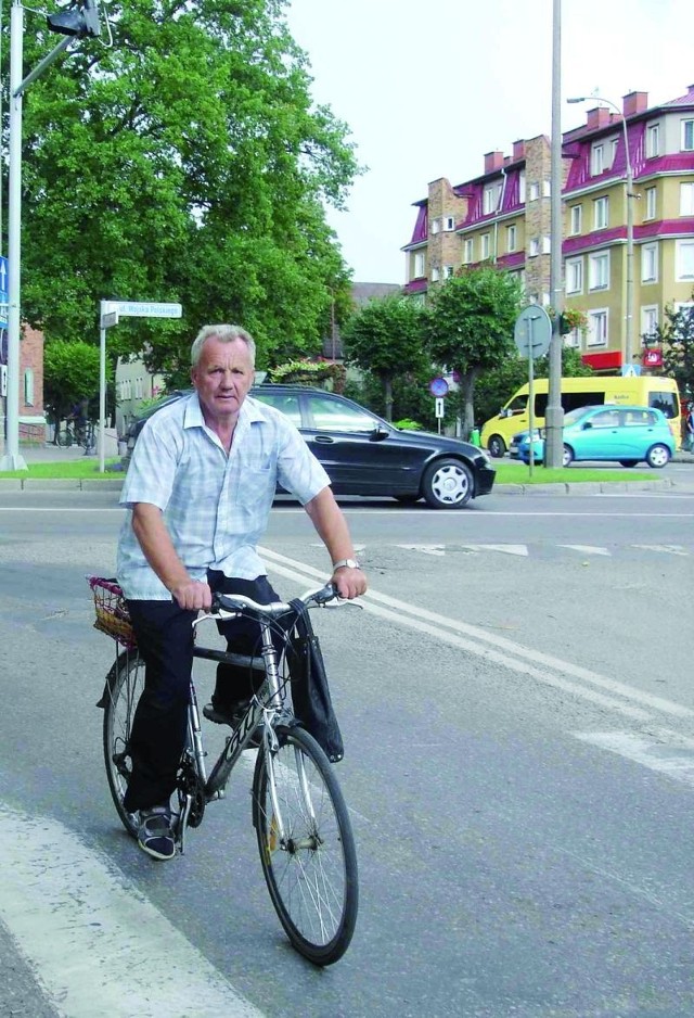 &#8211; Jeżdżę ulicami, ale bezpieczniej czułbym się na ścieżce rowerowej. Tylko, że ich nie ma &#8211; mówi Alfred Mierzejewski.