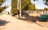 Ostrołęcki cmentarz zmienia się na lepsze. Powstaje nowa alejka (zdjęcia)