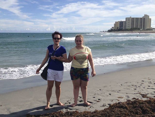 Marta Szwonder na plaży na Florydzie z mamą, która wspiera ją w walce o zdrowie