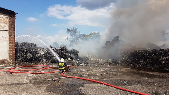 Podejrzewanych o podpalenie magazynu, w którym znajduje się nielegalny skład odpadów komunalnych, zatrzymali policjanci z Komendy Miejskiej Policji w Opolu.