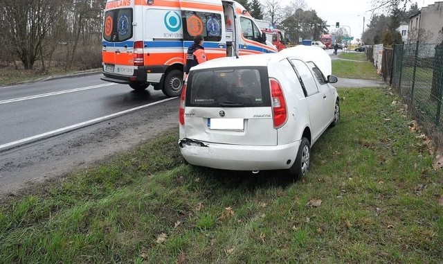 Jedna osoba została ranna w kolizji dwóch aut i tira, do którego doszło w Kołaczkowie (droga krajowa 5). W miejscu wypadku, ruch może być jeszcze utrudniony. Na czas trwania akcji służb, prowadzono ruch wahadłowy. Do zderzenia doszło chwilę po godzinie 16.00. Prawdopodobnie kierowca ciężarowego DAF nie zachował ostrożności i uderzył w tył terenowego Nissana Navarry, który następnie wjechał w tył Skody Praktik, która wjechała do rowu. Do bydgoskiego szpitala przewieziono pasażera, który jechał w Skodzie. Na miejscu wypadku pracowały służby, dokładne przyczyny zdarzenia wyjaśniać będą funkcjonariusze policji. Prognoza pogody na 31.03.2016.***Gazeta Pomorska poleca:Sprawdzian szóstoklasisty 2016 - 5 kwietnia [PRZECIEKI, ODPOWIEDZI, ARKUSZE]Adamek - Molina. Walka już 2 kwietnia 2016 roku [ONLINE, PPV, TRANSMISJA, ZA DARMO, JAK ZAMÓWIĆ?]