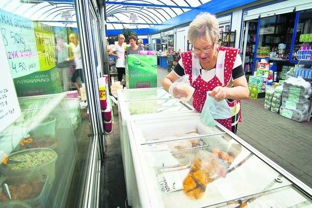 W niektórych punktach (na zdjęciu jedno z bydgoskich targowisk) pracownicy dbają, by nie dochodziło do rozmrożenia zamrożonych produktów