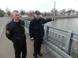 Mężczyzna skoczył do Odry w Kędzierzynie-Koźlu. Uratowali go policjant i strażnik miejski