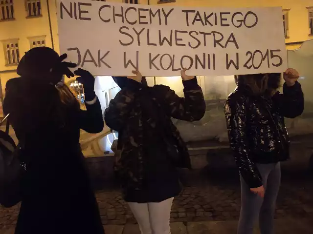 W niedzielne popołudnie na wrocławskim Rynku, odbyła się manifestacja wspierająca polskich mundurowych broniących naszych granic z Białorusią przed nielegalnymi migrantami. W centrum Wrocławia pojawiło się kilkudziesięciu manifestujących. Sprzeciwiali się oni niekontrolowanemu napływowi migrantów do Polski. Protestujący przypomnieli szereg zdarzeń i aktów terrorystycznych z ostatnich lat za którymi stały osoby, które w sposób nielegalny dostały się do Europy. Nad bezpieczeństwem zgromadzenia czuwali wrocławscy policjanci. Na koniec manifestacji kilka osób spaliło koszulę Antify.