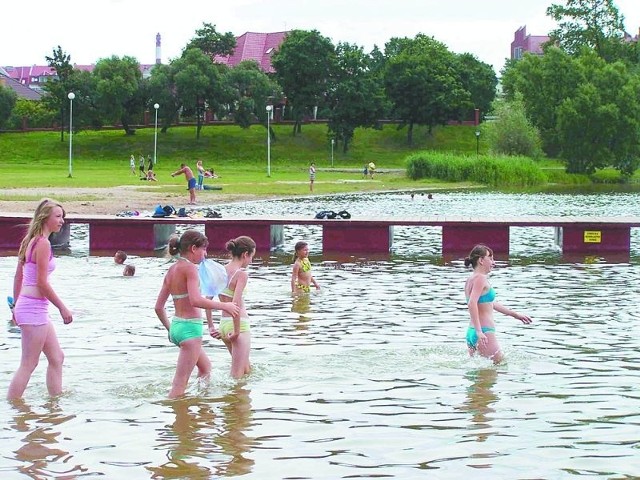 Gdy dopisuje pogoda, na plaży miejskiej przy ulicy Parkowej codziennie kąpią się ełczanie i turyści