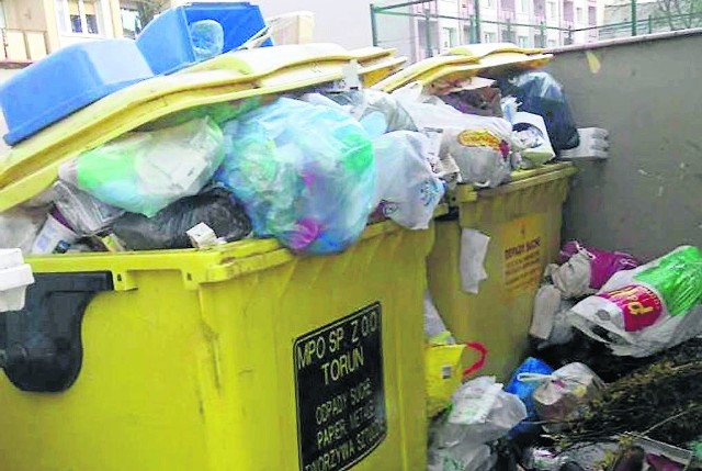 Zdjęcie przepełnionych pojemników na śmieci przysłała do naszej redakcji mieszkanka ul. Idzikowskiego