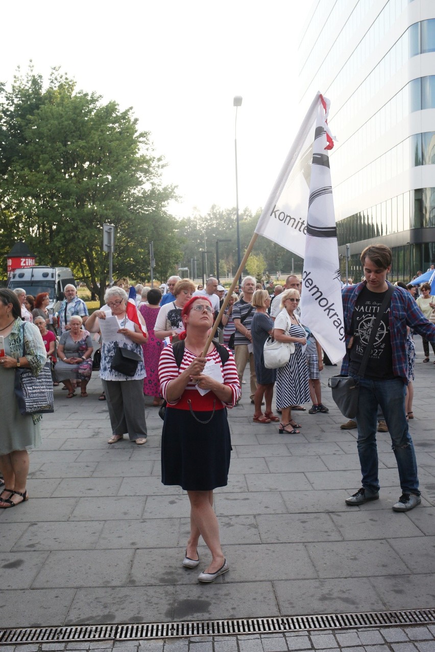 Kraków. Światełko dla sądów - Europo nie odpuszczaj. Demonstracja KOD przed Sądem Okręgowym [ZDJĘCIA]