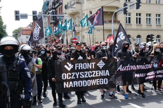 18.07.2020 Katowice, marsz nacjonalistów. Zobacz kolejne zdjęcia. Przesuwaj zdjęcia w prawo - naciśnij strzałkę lub przycisk NASTĘPNE