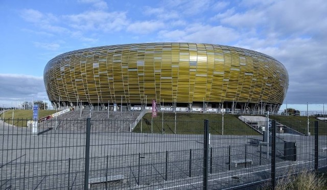 W poniedziałek reprezentacja Polski zagra w Gdańsku towarzyski mecz z Meksykiem. Do tej pory biało-czerwoni siedmiokrotnie grali w Gdańsku, wygrali jednak tylko dwa razy. Przez lata kadra omijała Gdańsk szerokim łukiem. W XX wieku Polacy grali tu tylko raz, jeszcze na stadionie przy ul. Traugutta. Dwunastego kwietnia 1987 roku biało-czerwoni skompromitowali się, remisując bezbramkowo z Cyprem w meczu eliminacji mistrzostw Europy (do dziś jedyny mecz o punkty reprezentacji w Gdańsku). To spotkanie przez lata było określane jako "największy wstyd w historii reprezentacji". Może właśnie z tego względu trzeba było czekać wiele lat, aż Polska znów zagości nad morzem...Polska - Cypr 0:0Polska: Kazimierski, Prusik, Król, Wdowczyk, Urban, Wijas, Dziekanowski (Iwanicki 66), Karaś, Okoński, Furtok (Bayer 46), SmolarekCypr: Charitou, Miamiliotis, Pittas, Pantziaras, Misos, Yiangoudakis, Savva, Marangos, Savvides, Nicolaou, Tsingis (Pantziaras 85)