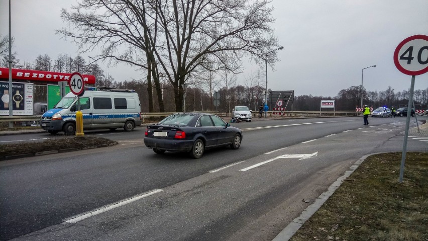 Wypadek na ul. Mostowej w Ostrołęce. Młody człowiek potrącił starszego mężczyznę - ten trafił do szpitala [ZDJĘCIA+WIDEO]
