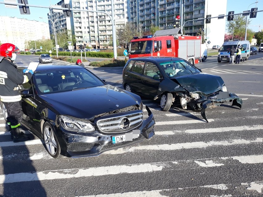 Wypadek na Bardzkiej. Pijany sprawca twierdzi, że kierowca... uciekł [ZDJĘCIA]