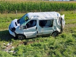 Powiat bialski. Próbowała ominąć sarnę, a przez to dachowała. Drugi kierowca nie miał tyle szczęścia