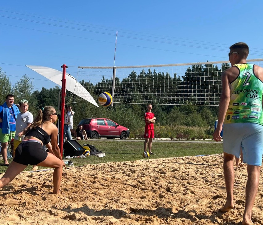 Siatkarze plażowi walczyli nad zalewem Miła w gminie Stąporków. Zobacz zdjęcia