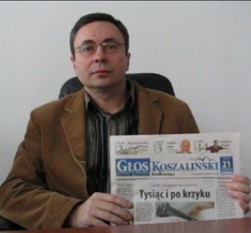 Redaktor naczelny Mirosław Marek Kromer, prezentuje próbny numer nowego "Głosu Koszalińskiego".