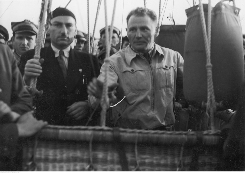 Franciszek Hynek (z prawej) w koszu balonu, 1936 rok